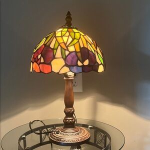 Elegant Tiffany-Style Glass Table Lamp with Vibrant Shade